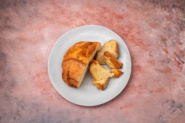 Tipik Portekiz mısır ekmeği gri tabakta kahverengi