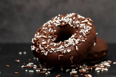 Küçük tabakta seramik kremalı çikolatalı donut.