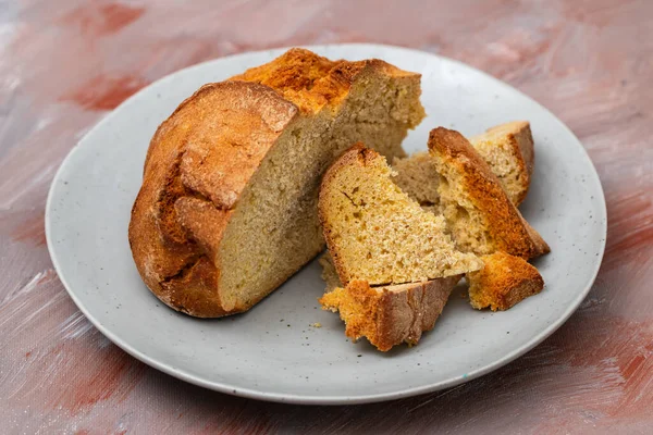 Typowy Portugalski Chleb Kukurydziany Szarym Talerzu Pomalowanym Brązowym — Zdjęcie stockowe
