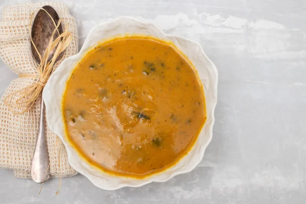 Gemüsesuppe Mit Spinat Schöner Schüssel Und Löffel Auf Keramik — Stockfoto