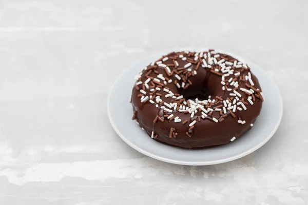 Шоколадный Пончик Глазурью Маленьком Блюде Керамике — стоковое фото