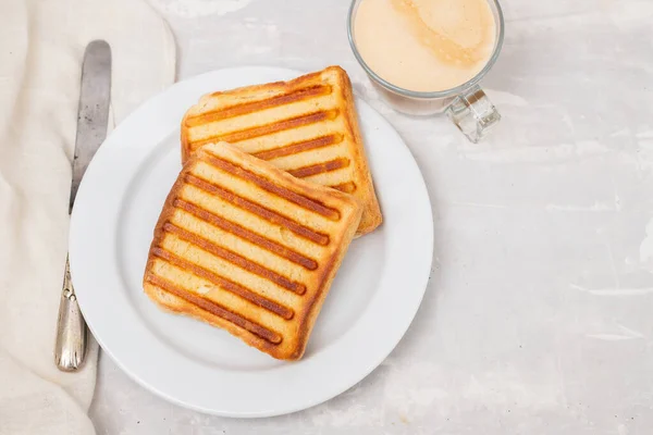 Färska Frukost Rostat Bröd Vit Tallrik Grå Keramik — Stockfoto