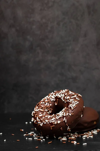 Шоколадный Пончик Глазурью Маленьком Блюде Керамике — стоковое фото