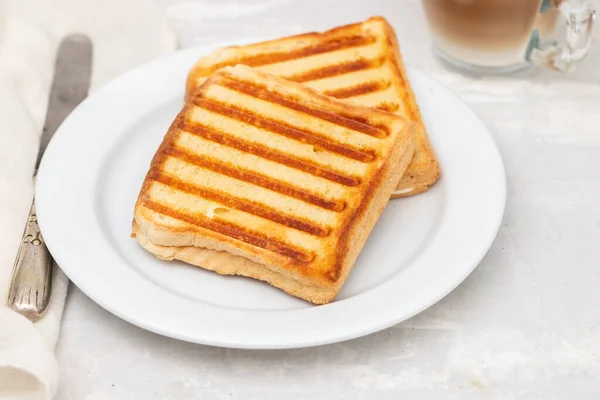 Toast Freschi Colazione Piatto Bianco Ceramica Grigia — Foto Stock