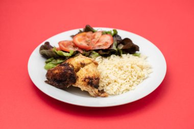 Kızarmış tavuk, haşlanmış pilav ve taze salata.