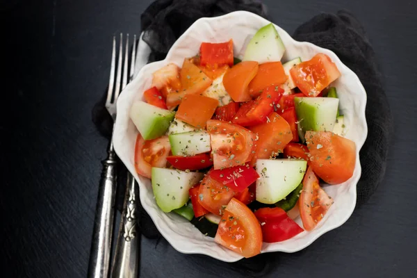Färska okokt grönsaker zucchini, peppar och tomat i vit skål beredning mat på mörka — Stockfoto
