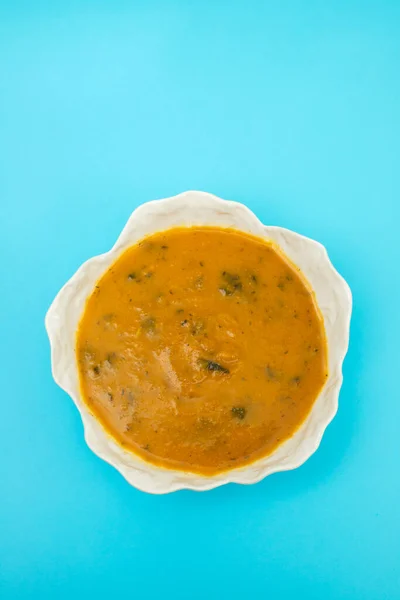 Sup sayuran dengan bayam dalam mangkuk yang indah dan sendok — Stok Foto