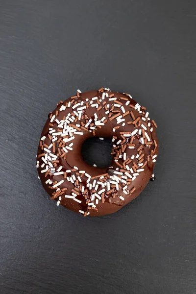 Donut de chocolate em pequeno prato em cerâmica — Fotografia de Stock