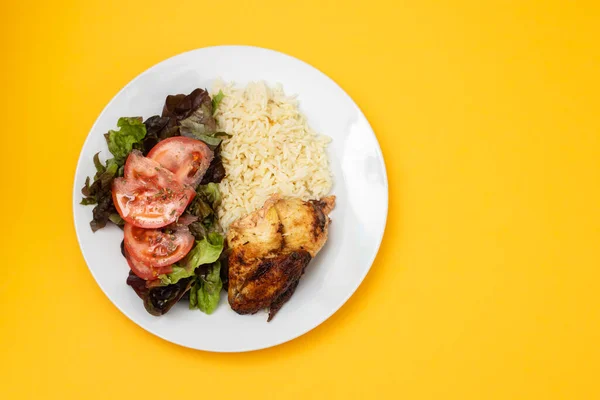 Жареная курица с вареным рисом и свежим салатом — стоковое фото