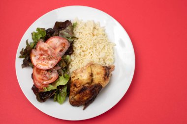 Kızarmış tavuk, haşlanmış pilav ve taze salata.