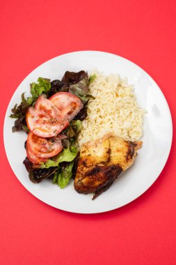 Kızarmış tavuk, haşlanmış pilav ve taze salata.