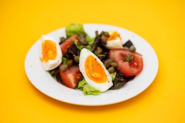 Taze sebze salatası ve haşlanmış yumurta.