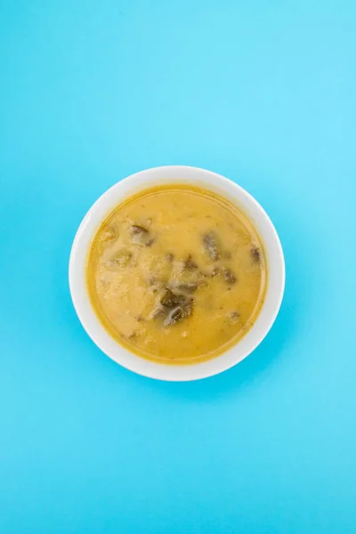 Sopa Verduras Con Espinacas Tazón Hermoso Cuchara Sobre Papel Azul — Foto de Stock