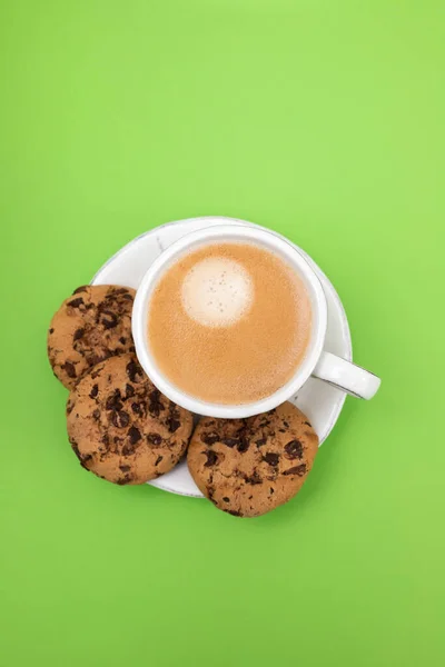 クッキーをかけたコーヒーが緑に落ちる — ストック写真