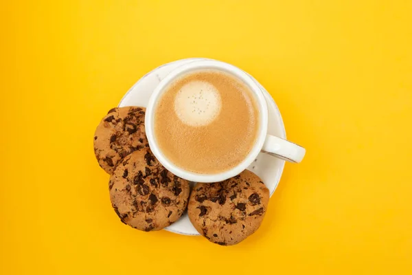 Een Kop Koffie Met Koekjes Chocolade Druppels Geel — Stockfoto