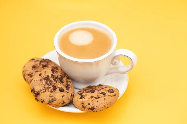 Eine Tasse Kaffee Mit Keksen Schokoladentropfen Auf Gelb — Stockfoto