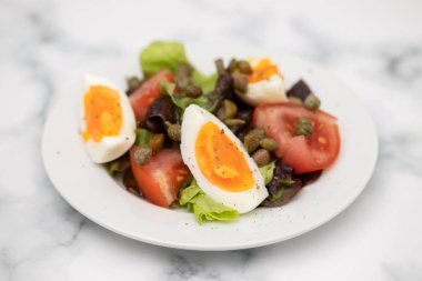 Taze sebze salatası ve haşlanmış yumurta.