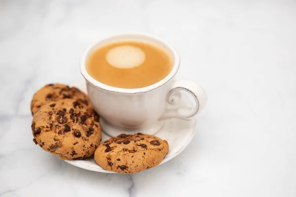 Eine Tasse Kaffee Mit Keksen Schokoladentropfen Auf Weiß — Stockfoto
