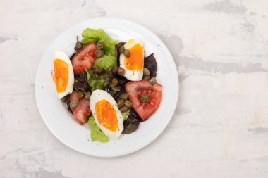 Taze sebze salatası ve haşlanmış yumurta.