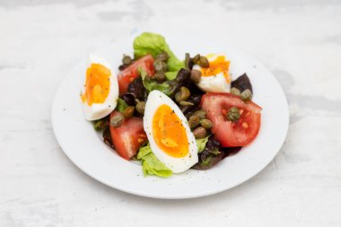 Taze sebze salatası ve haşlanmış yumurta.