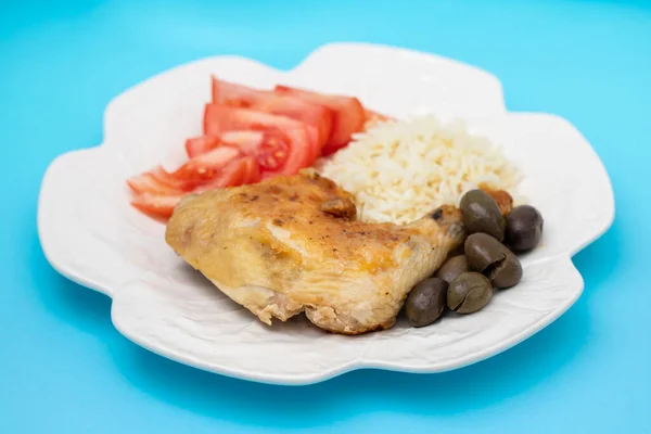 Gegrilde Kip Met Gekookte Rijst Verse Salade Witte Schotel — Stockfoto