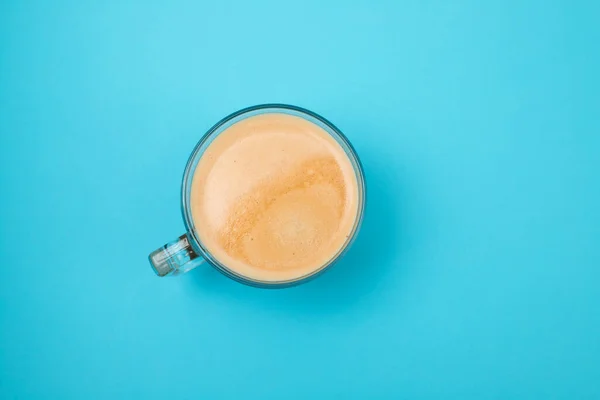 Kopje Verse Koffie Met Schuim Blauw Papier — Stockfoto