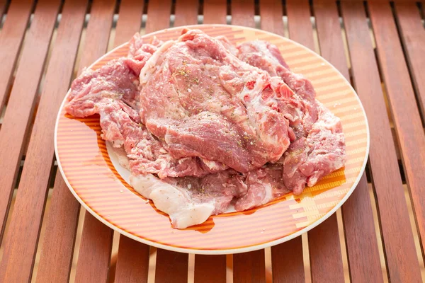 Carne Cruda Con Marinato Erbe Aromatiche Piatto Grande — Foto Stock