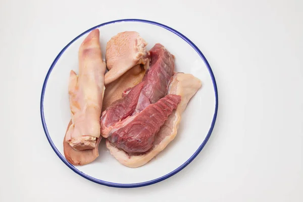 白い大きな皿に生肉豚の耳と脂肪 — ストック写真