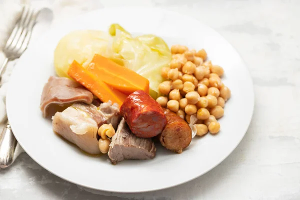 Τυπικό Πορτογαλικό Πιάτο Βραστό Κρέας Λουκάνικα Και Λαχανικά Λευκό Πιάτο — Φωτογραφία Αρχείου