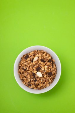 Çikolatalı müsli ve fındıklı beyaz kase.