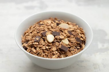 Çikolatalı müsli ve fındıklı beyaz kase.