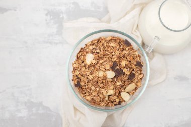 Fındıklı müsli ve çikolata seramik kasede.