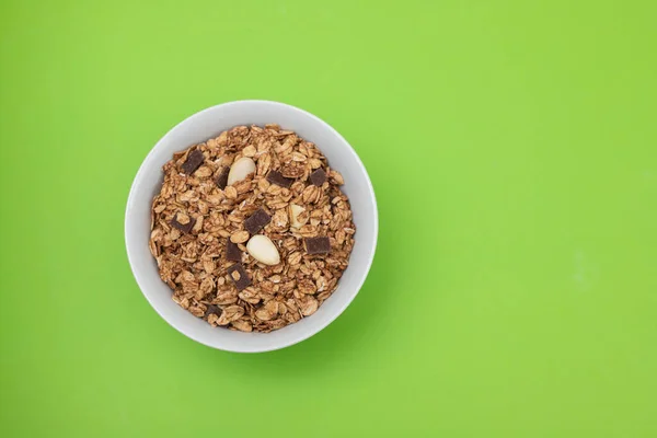 Müsli Mit Nüssen Und Schokolade Der Schüssel Auf Grün — Stockfoto