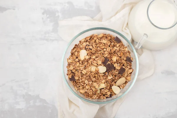 Fındıklı müsli ve çikolata seramik kasede.