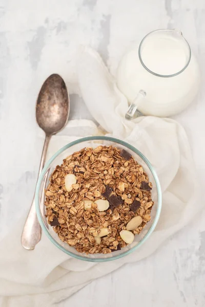 Fındıklı müsli ve çikolata seramik kasede.