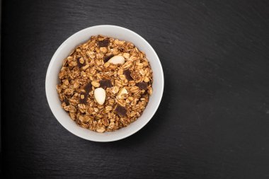 Fındıklı müsli ve çikolata seramik kasede.