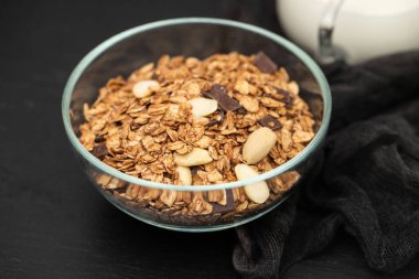 Fındıklı müsli ve çikolata seramik kasede.