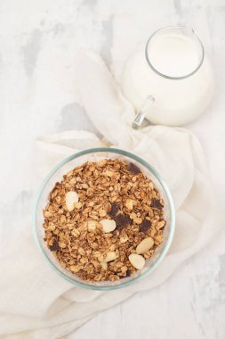 Fındıklı müsli ve çikolata seramik kasede.