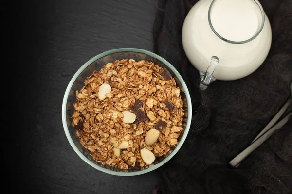 Müsli Mit Nüssen Und Schokolade Der Schüssel Auf Keramik — Stockfoto