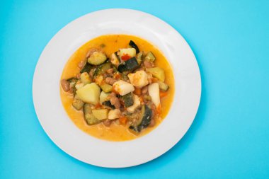 Sebzeli ve soslu kalamar.