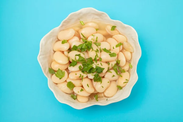 Boiled big white beans with sauce on white bowl — 图库照片