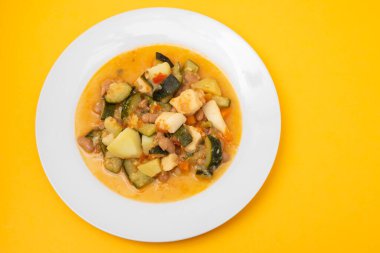 Sebzeli ve soslu kalamar.