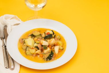 Sebzeli ve soslu kalamar.