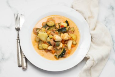 Sebzeli ve soslu kalamar.