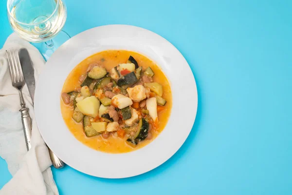 Calamares con verduras y salsa en el plato —  Fotos de Stock