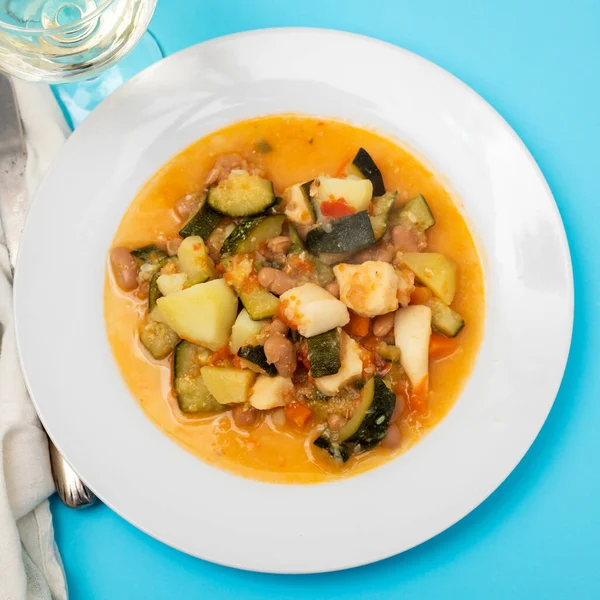 Calamar avec légumes et sauce dans l'assiette — Photo