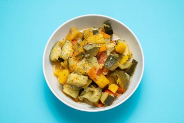 Füme sosisli piliç bezelyesi mavi kasede beyaz kasede