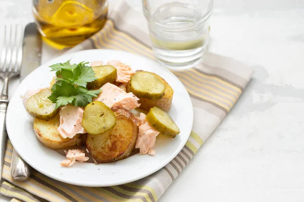 Frisch Gebackener Lachs Mit Bratkartoffeln Und Gurken Auf Weißem Teller — Stockfoto