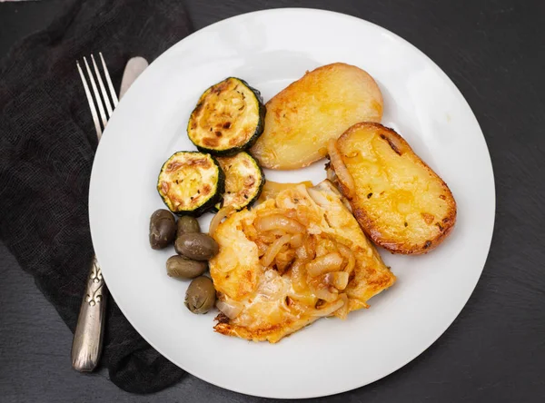 白い皿の上にジャガイモとコルゲットとオリーブで揚げた肉 — ストック写真