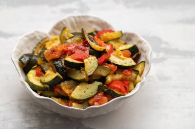 Seramik üzerinde küçük, güzel bir kasede pişmiş sebze.